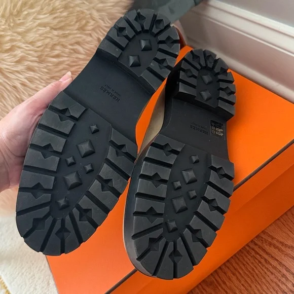 Hermes Beige Suede Loafers with light Kelly Gold Buckle - Picture 3 of 7